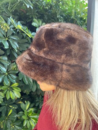 Cappello in ecopelliccia marrone