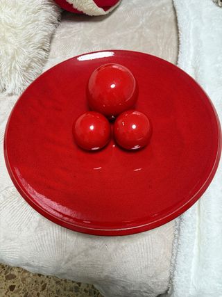 Centro de mesa rojo con 3 esferas