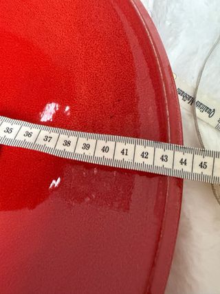 Centro de mesa rojo con 3 esferas