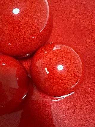 Centro de mesa rojo con 3 esferas