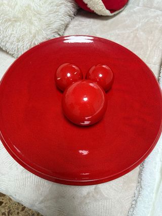 Centro de mesa rojo con 3 esferas