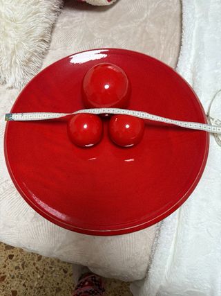 Centro de mesa rojo con 3 esferas