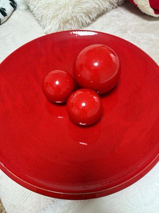 Centro de mesa rojo con 3 esferas