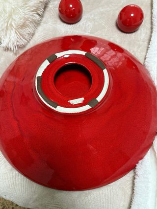 Centro de mesa rojo con 3 esferas