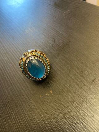 Anillo azul y plateado