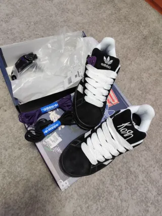 Zapatillas Adidas Negras con Cordones Blancos