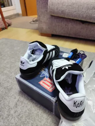 Zapatillas Adidas Negras con Cordones Blancos