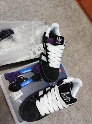 Zapatillas Adidas Negras con Cordones Blancos