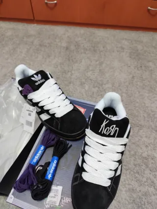 Zapatillas Adidas Negras con Cordones Blancos