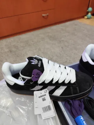 Zapatillas Adidas Negras con Cordones Blancos
