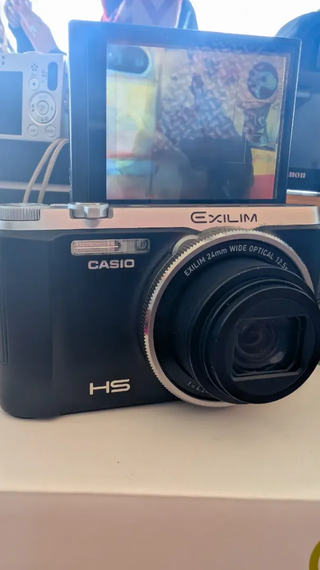 Cámara Casio Exilim EX-ZR10000 Negra/Plateada leer