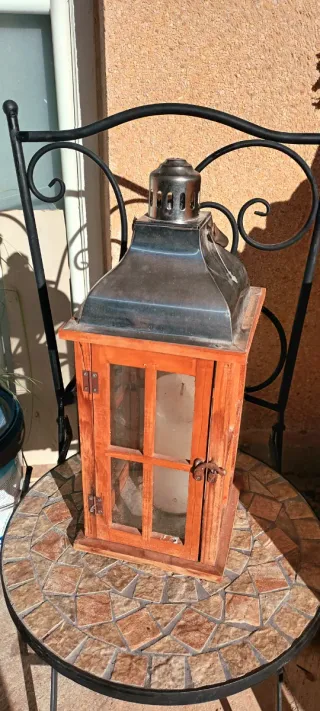 Farol de madera y metal