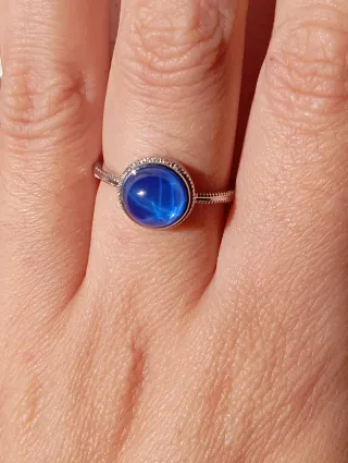 Anillo Zafiro reactivo a UV Alpaca bañanada plata