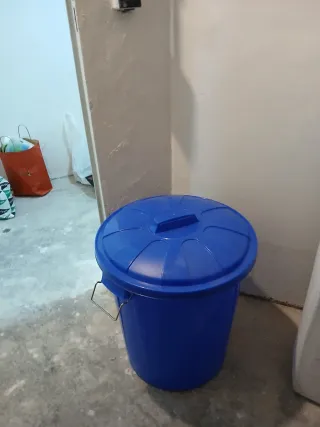 Cubo de basura azul de plástico