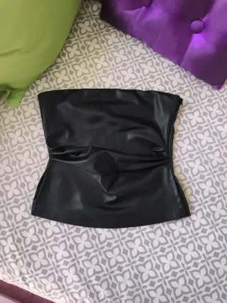 Top imitación cuero negro sin tirantes