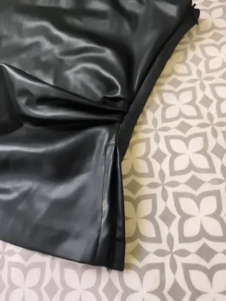 Top imitación cuero negro sin tirantes