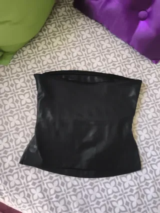 Top imitación cuero negro sin tirantes