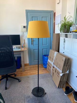 Lámpara de pie IKEA negra-mostaza 130-150 cm