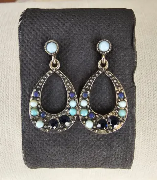 Pendientes plateados con piedras azules