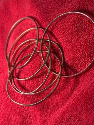 Pulseras estilo 2000 doradas y plateadas