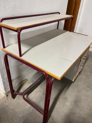Escritorio con cajonera y estante
