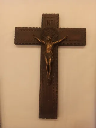 Cruz de madera con figura de Cristo