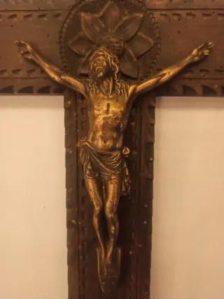 Cruz de madera con figura de Cristo