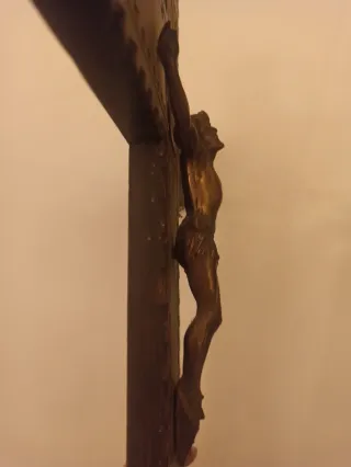 Cruz de madera con figura de Cristo