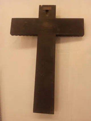 Cruz de madera con figura de Cristo