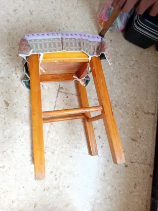 Taburete madera maciza con cojín