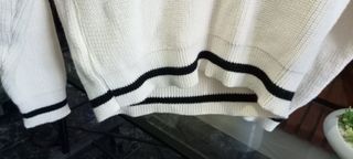 Camisola Creme Gola V com Riscas Pretas