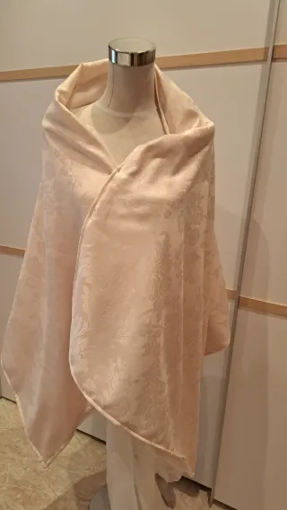 Pañolón elegante beige con diseño floral