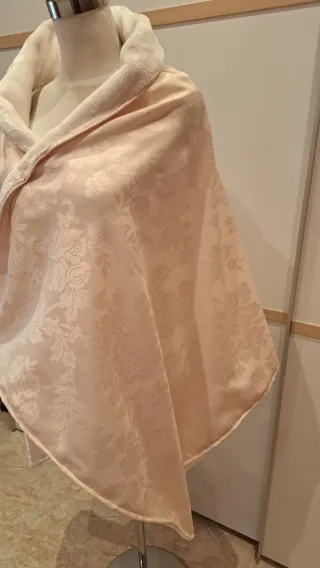 Pañolón elegante beige con diseño floral