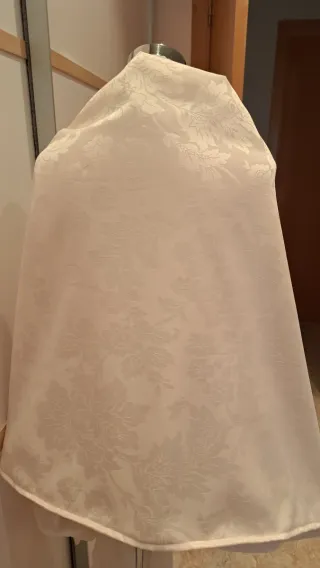 Pañolón elegante beige con diseño floral