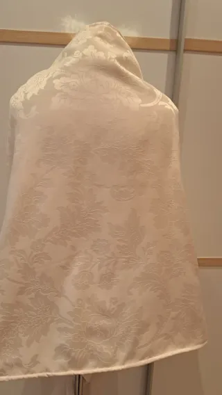 Pañolón elegante beige con diseño floral