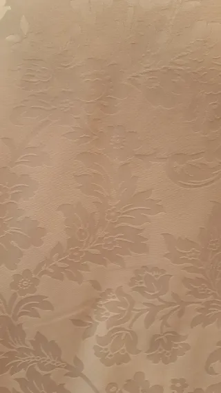 Pañolón elegante beige con diseño floral