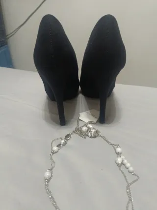 Zapatos negros tacón Mango y collar