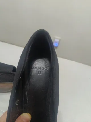 Zapatos negros tacón Mango y collar