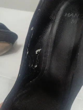 Zapatos negros tacón Mango y collar