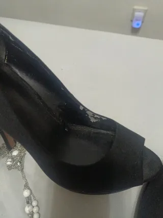 Zapatos negros tacón Mango y collar