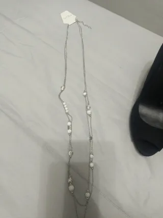 Zapatos negros tacón Mango y collar