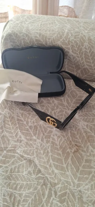Gafas de sol Gucci negras y grises