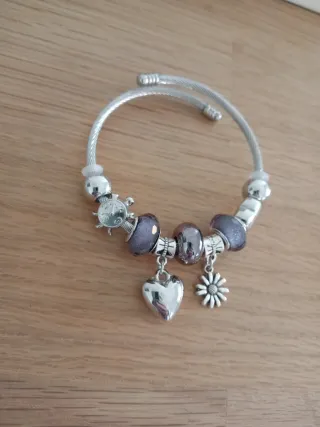 Pulsera ajustable con charms