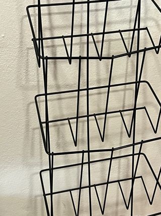 Expositor revistero pared metálico negro