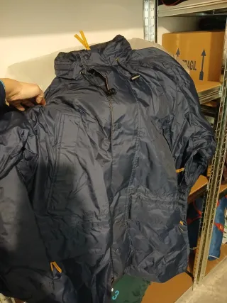 Chubasquero hombre azul