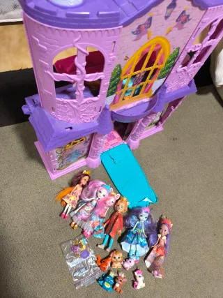 Castillo y muñecas Enchantimals