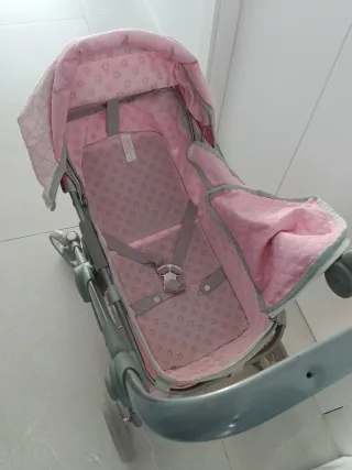 Carrito de muñecas rosa y gris