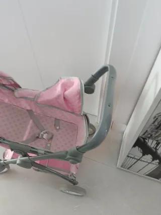Carrito de muñecas rosa y gris
