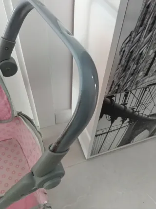 Carrito de muñecas rosa y gris