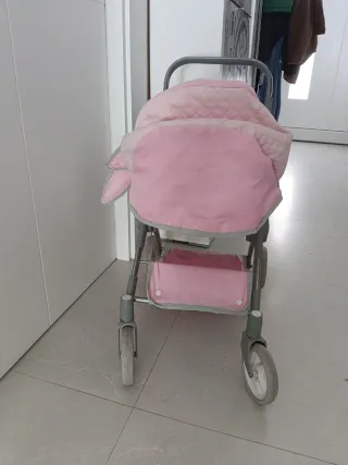 Carrito de muñecas rosa y gris